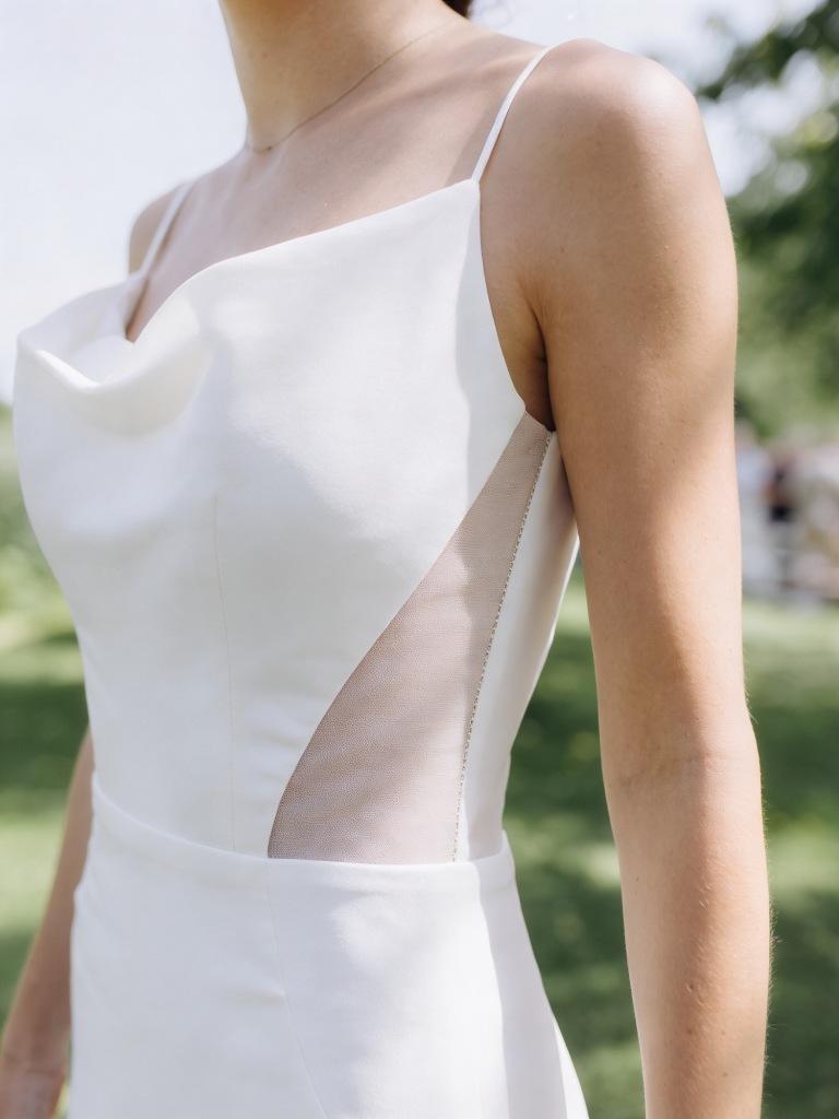 Detail des Brautkleids mit schmalen Trägern und transparentem Einsatz