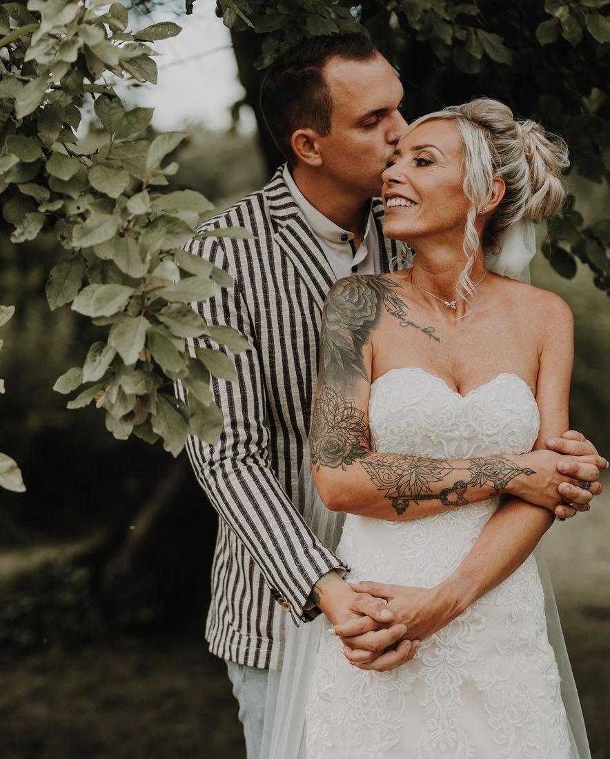 Hochzeitsfoto: ich mit meiner Frau, die mich küsst