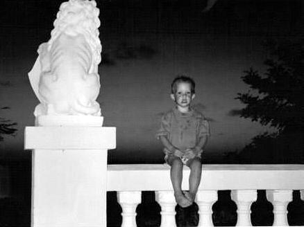 Kinderfoto: ich auf einer Balustrade