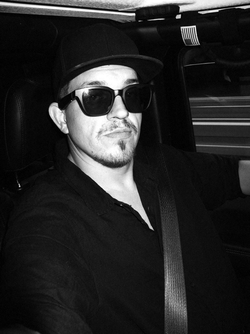 Ich mit Sonnenbrille im Auto