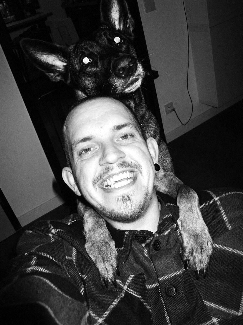 Selfie mit meinem Hund auf den Schultern